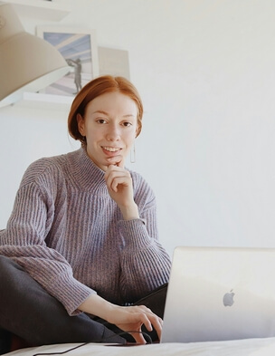 Freelance travaillant sur un ordinateur portable dans un bureau lumineux